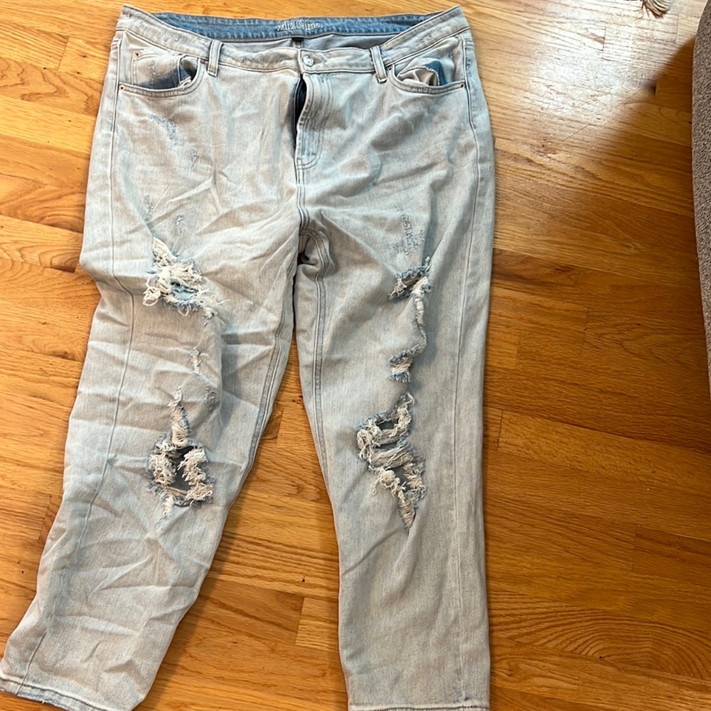Super cute light wash jeans with ripped details